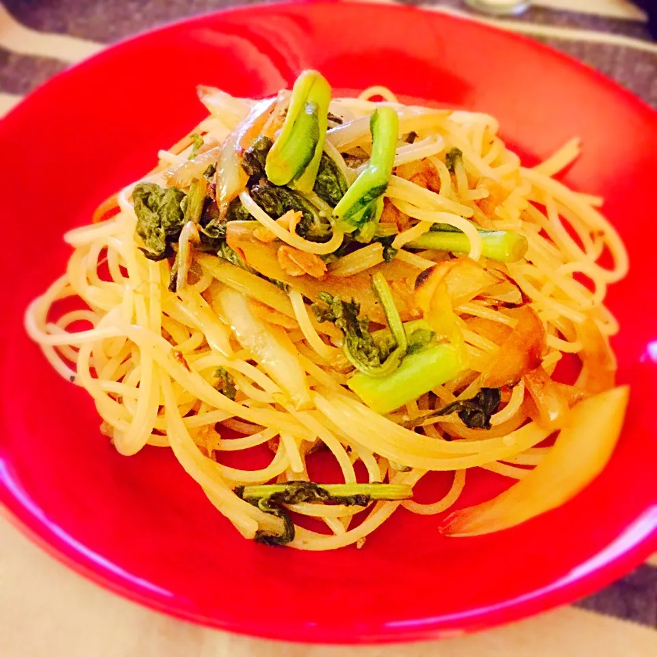 〆のパスタ❗️(￣▽￣)                 菜花と玉ねぎのペペロンチーノ😜🎉|hassanさん