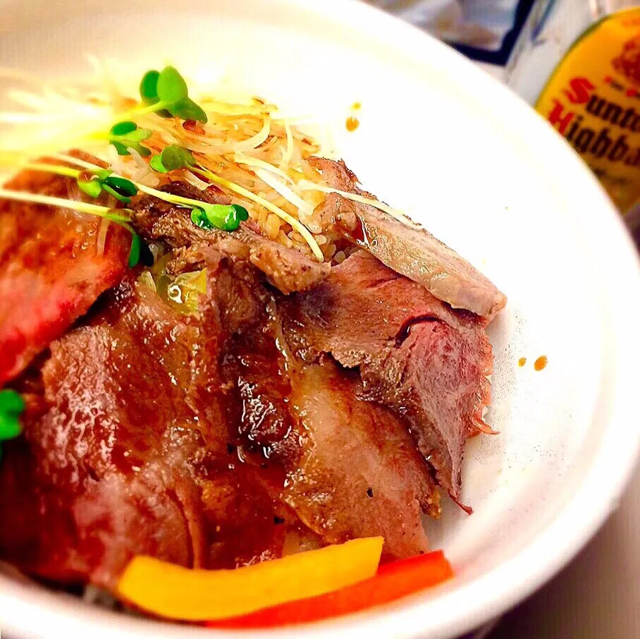 Snapdishの料理写真:新幹線で ステーキ丼とハイボール ♪|angiee♡さん