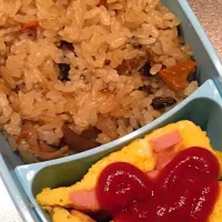 Snapdishの料理写真:きのこ混ぜご飯と、ウインナーオムレツのお弁当♡|みーさん