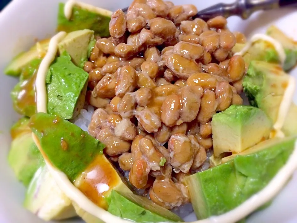 Snapdishの料理写真:アボカド納豆丼|gekoさん