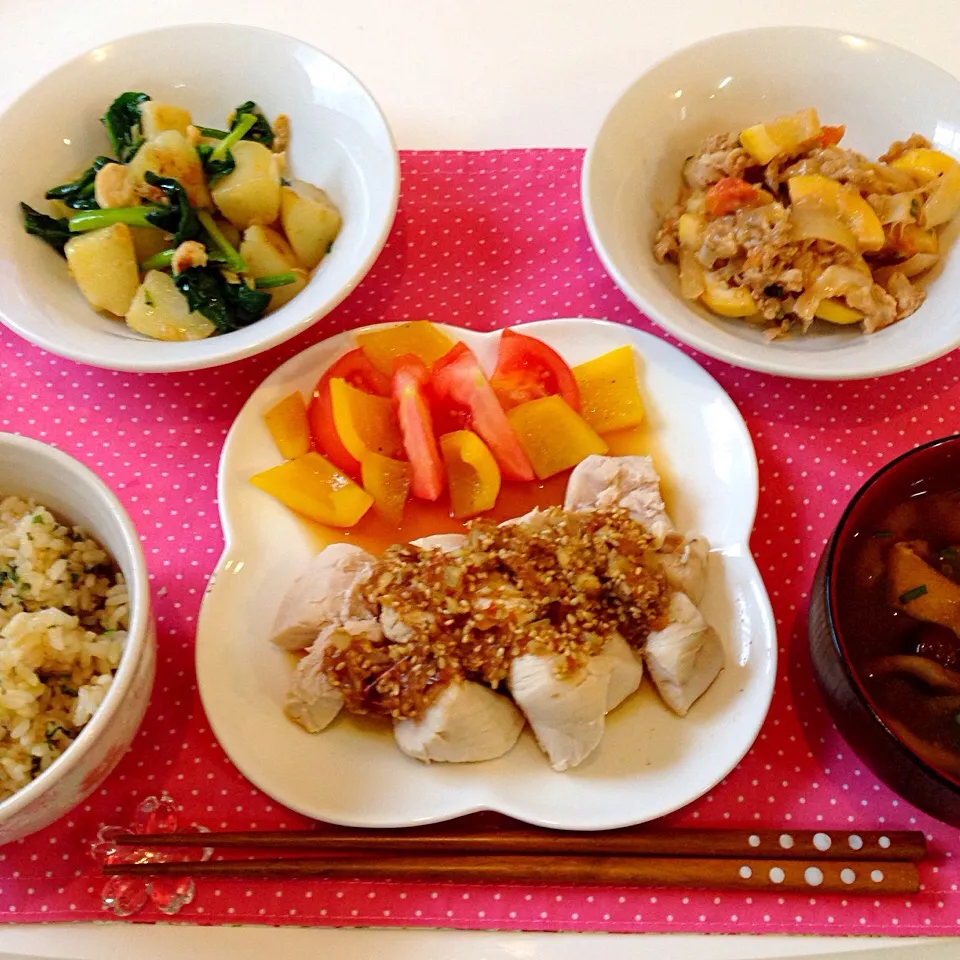 鶏ささみのレモン玉ねぎしょうゆがけ🍋付け合わせ野菜、ほうれんそうとじゃがいものバター炒め、レモンとトマトの酢豚、うめ大葉ごはん、お揚げとなめこのお味噌汁|にゅきさん