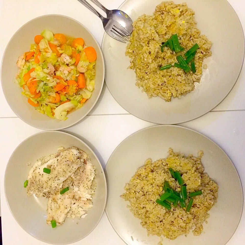 Garlic fries rice, pan fried fish with salt and pepper, stir fried cabbage with carrots|Lisa Tanさん