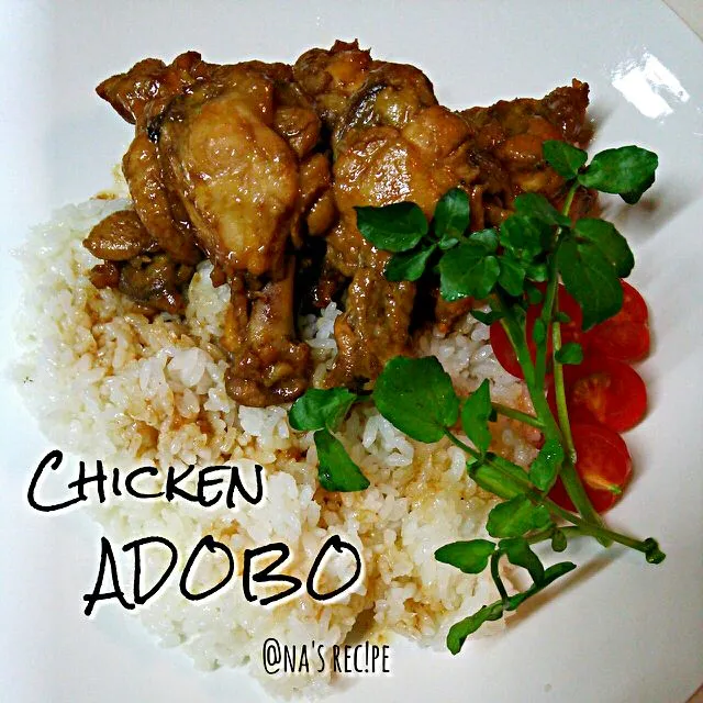 フィリピン料理のADOBO(アドボ)は、家庭によっては作り方がまったく違いますが、我が家は醤油と酢と、たっぷりのニンニクと胡椒でお肉を煮込みます。
鶏肉だけではなく角煮用の豚ブロックでも美味しいし、醤油の代わりに塩で味付けしたり、ローリエを入れて煮込んだり、茹で玉子を入れても美味しいです♪
ご飯に煮込み汁を少しかけて食|Kashimanakitchenさん