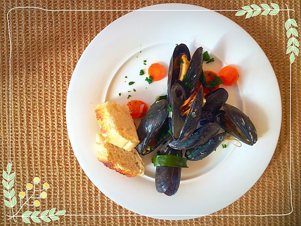 Snapdishの料理写真:mussels 🐚 and white wine-sauce with toasted baguette|CatzeMDさん