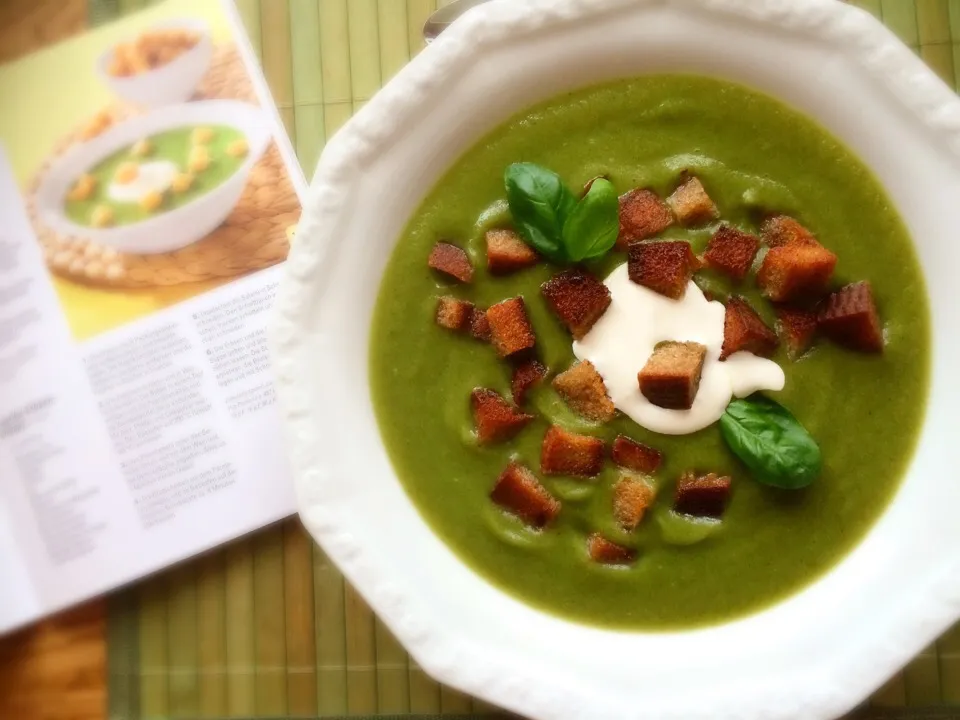 🍵 creamy broccoli soup with crunchy fried croutons 🍞|CatzeMDさん