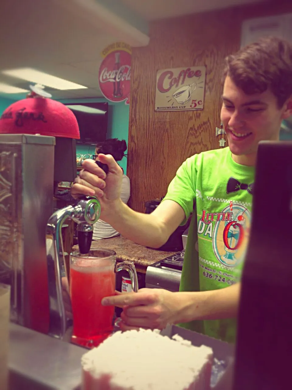 Making a Raspberry phosphate with an old fashion soda machine at Little O's soda shop, St. Charles,MO,USA.|Jihollandさん