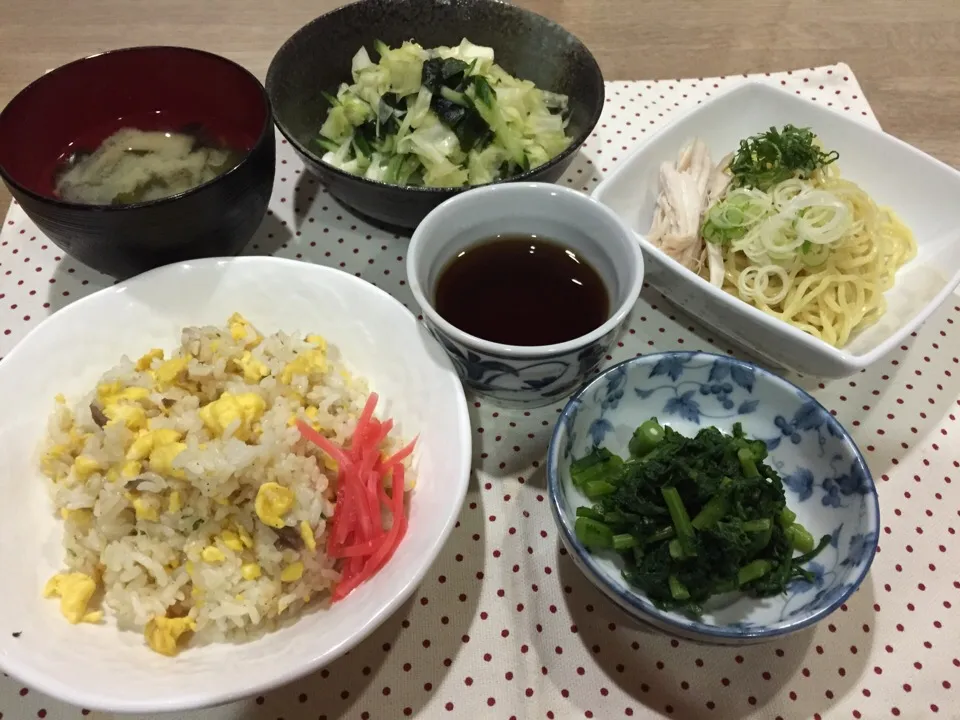 Snapdishの料理写真:生姜とネギの炒飯・キャベツ蒸し鶏ワカメのガーリックサラダ・ 春菊の辛子醤油和え・玉ねぎ人参ワカメ味噌汁|まーままさん