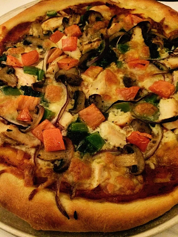 Pizza w/ grilled chicken, peppers, tomato, red onion, sauté mushrooms, mozzarella and bococini|Milka Papricaさん