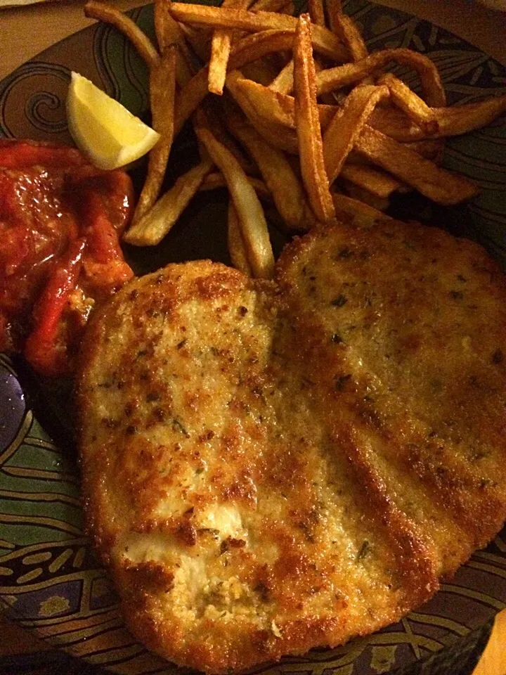 Chicken cutlet with homemade roasted red peppers and fries|Milka Papricaさん