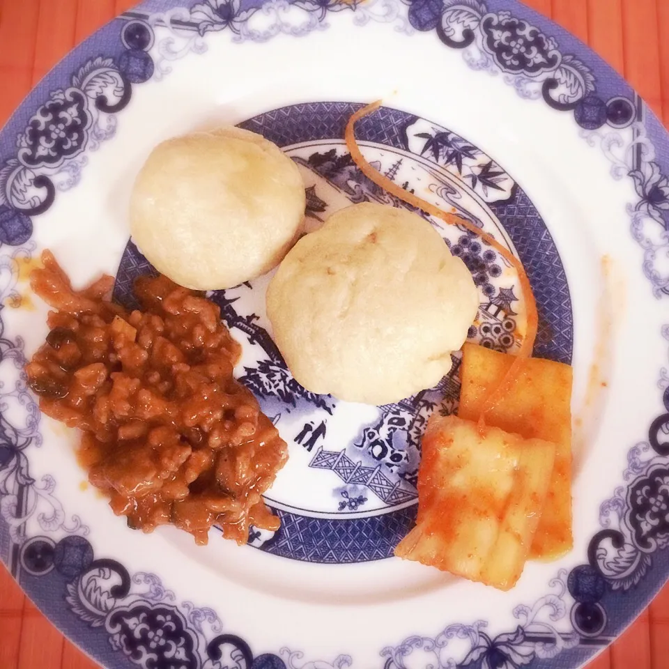 Dumplings served with homemade kimchi 🎎 and turkey 🍛|CatzeMDさん