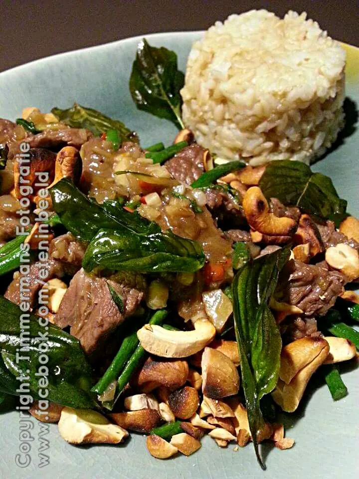 Snapdishの料理写真:Beef with holy basil|Frank&Jolanda - Eteninbeeldさん