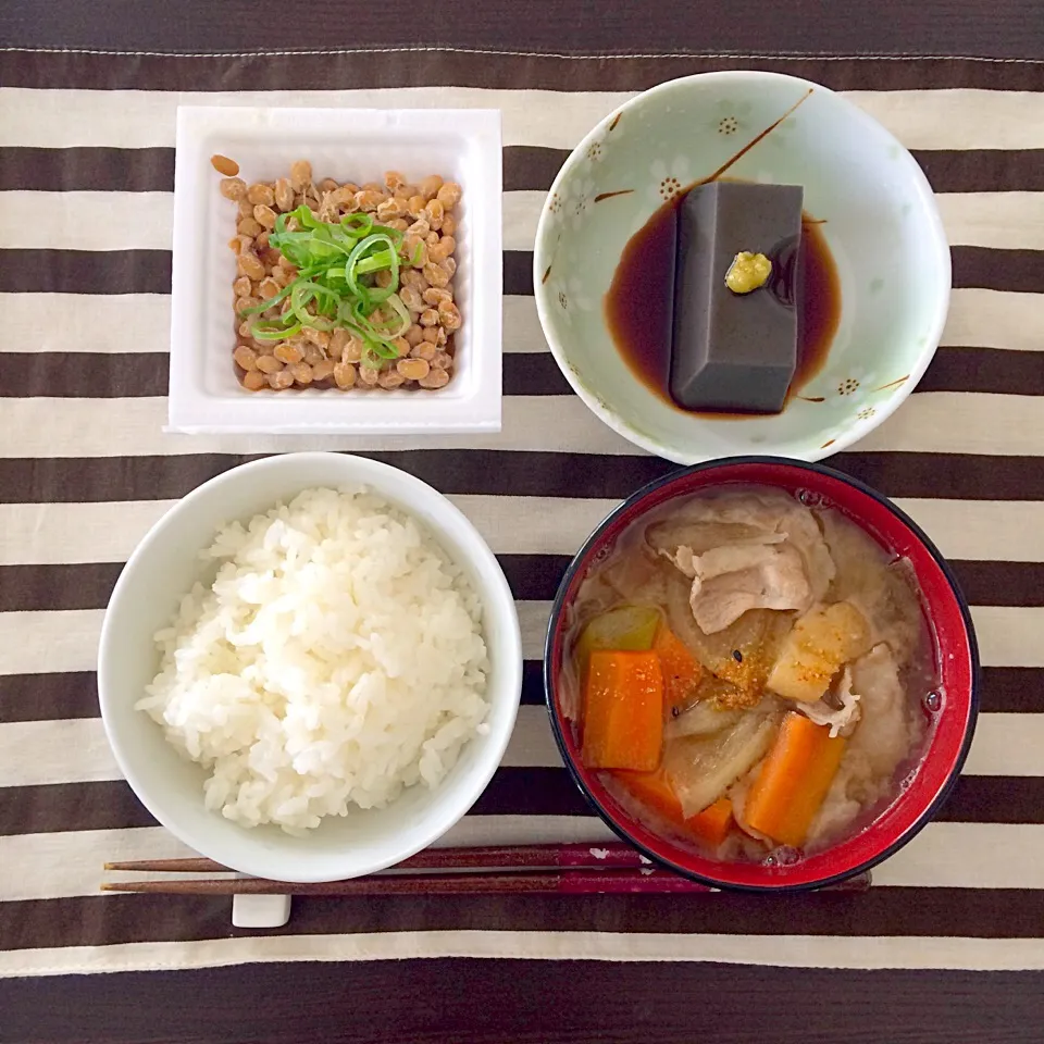 Snapdishの料理写真:豚汁/胡麻豆腐/納豆|ゆきてぃさん