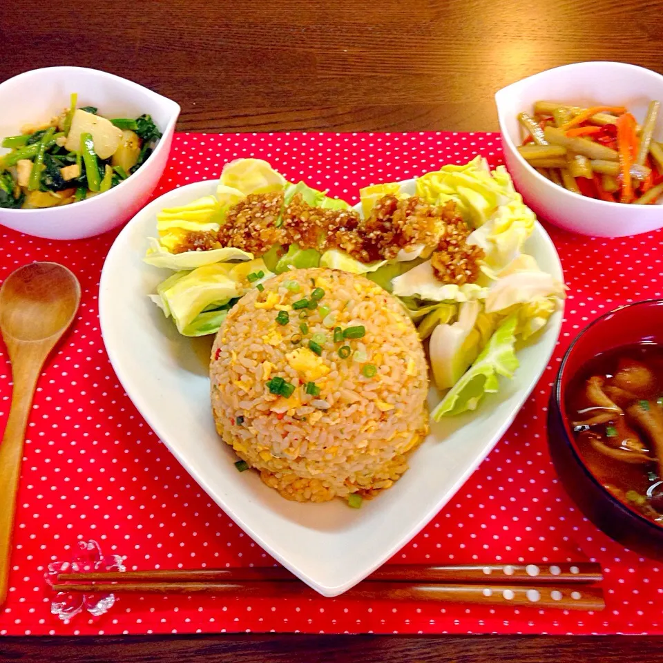 キムチ炒飯、きんぴらごぼう、ほうれん草とじゃがいものバター炒め、お味噌汁、キャベツ|にゅきさん