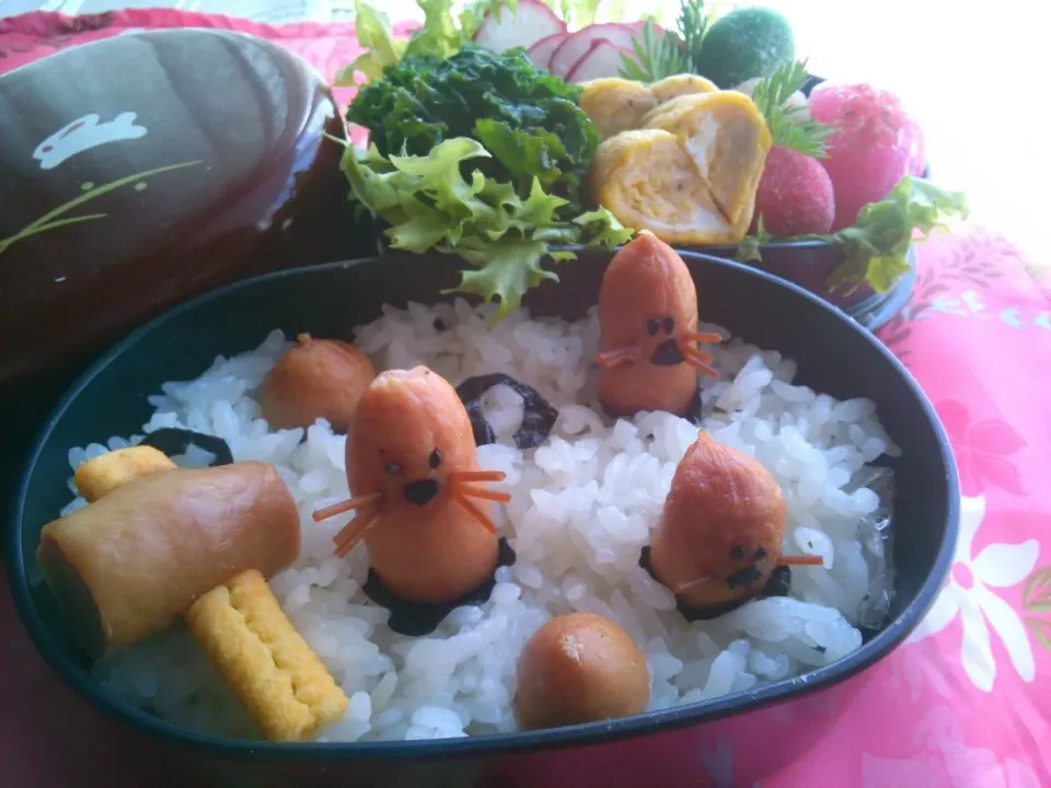 🍱｢もぐらたたき弁当｣…(もぐらのソ―セ―ジ*ハ―トの玉子焼き*プチベールとラディッシュのサラダ*デザート/和菓子)|*ママちゃん*さん