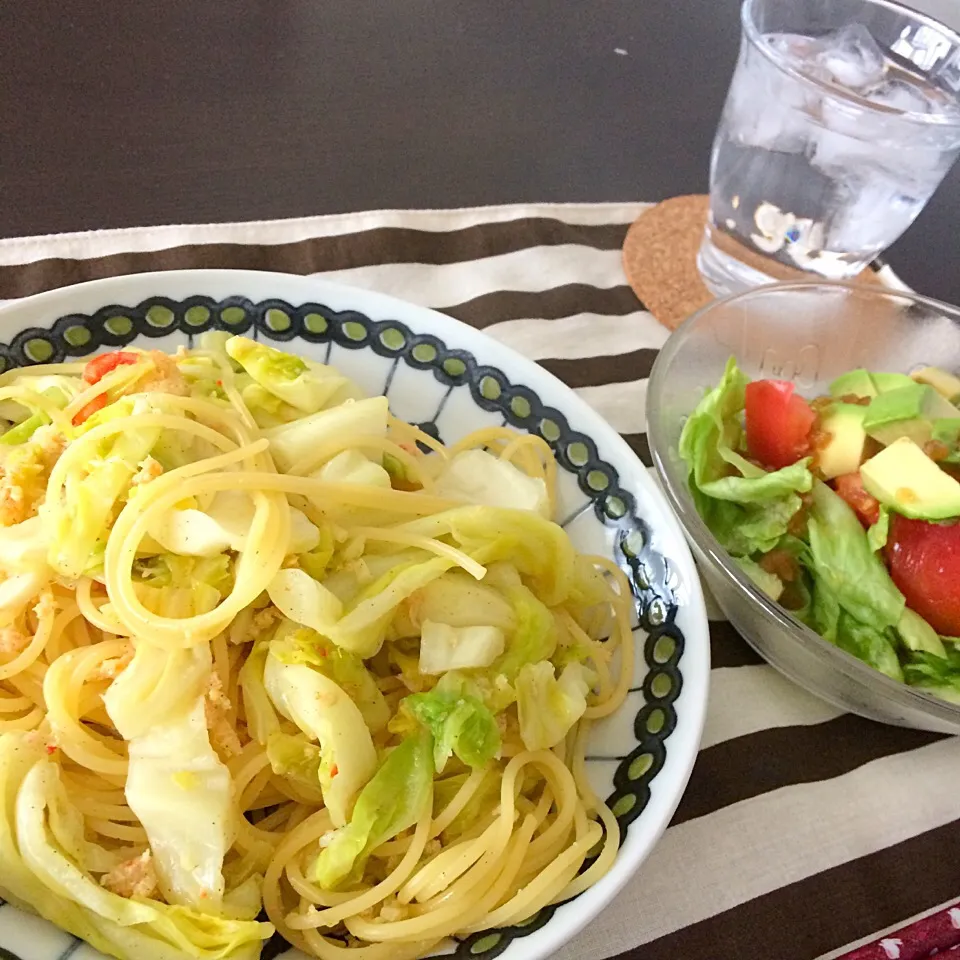 Snapdishの料理写真:かにと春キャベツのパスタ/グリーンサラダ|ゆきてぃさん