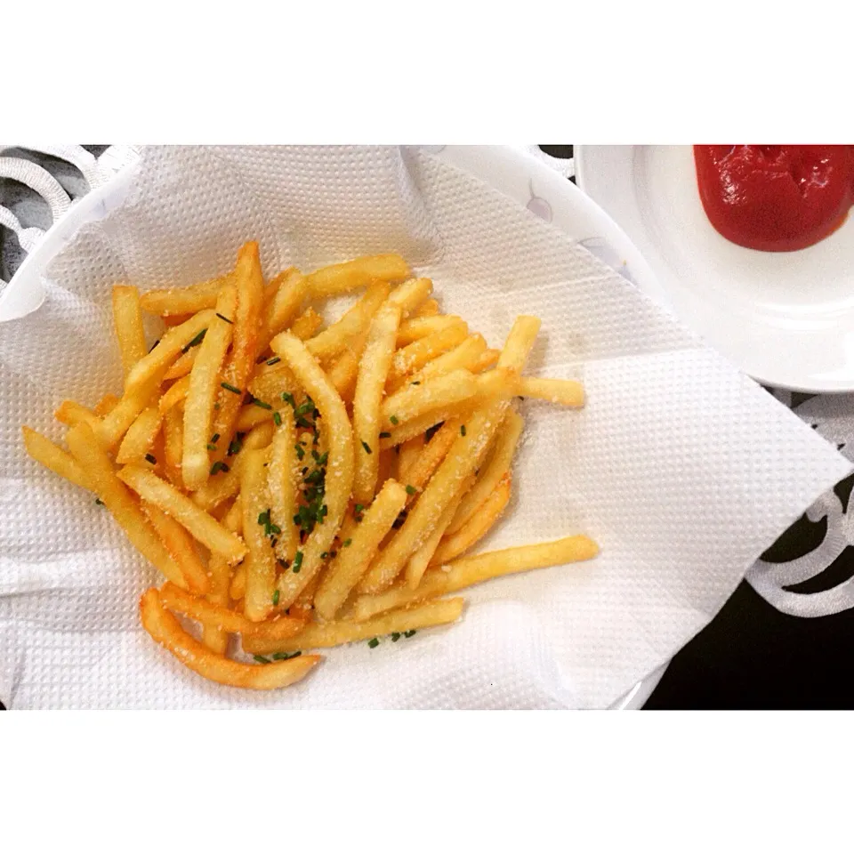 Homemade truffle fries with shaved parmesan & chives|hurul | 후룰さん