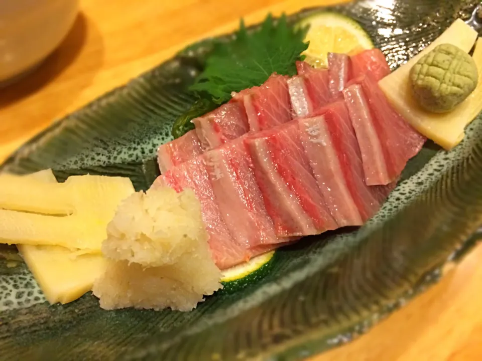 Snapdishの料理写真:天然ぶりのお刺身|uchikawa hiroshiさん