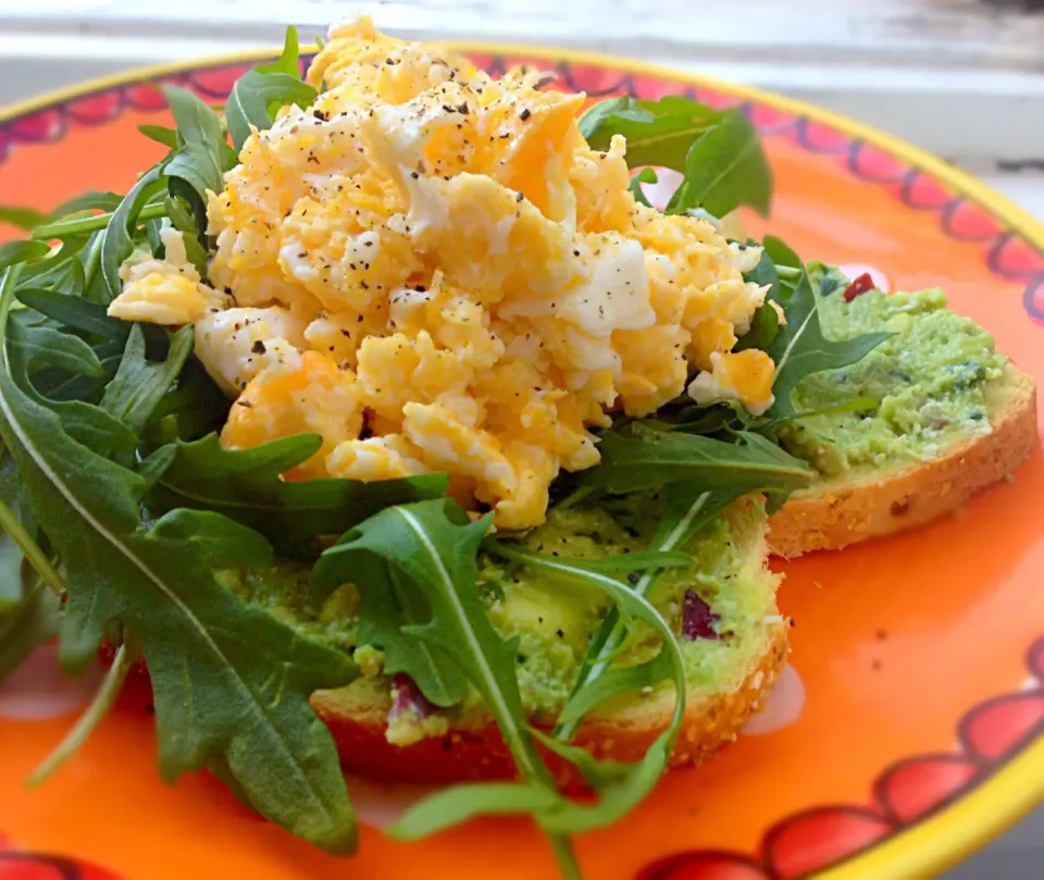 Scrambled eggs with avocado&parmesan mash and rocket|Safiraさん