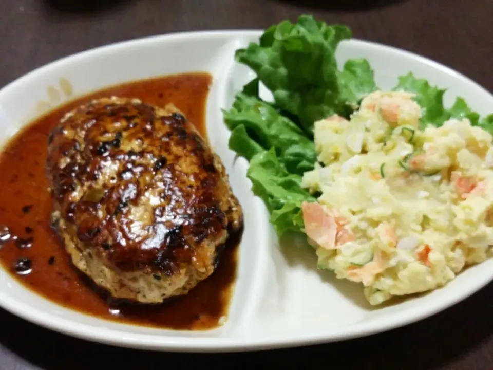 中1の娘の手作り　豆腐ハンバーグとポテサラ|ミチルさん