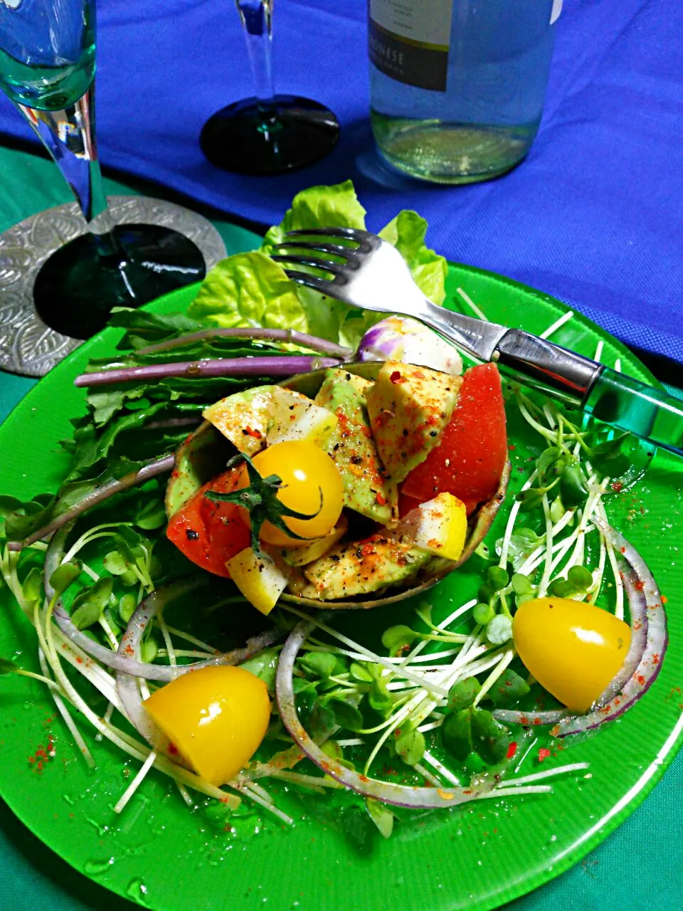 Snapdishの料理写真:OMさんのHot and spicy, Tabasco salad of  avocado/辛くてスパイシーなアボカドのタバスコ・サラダ|☆Yumi☆さん