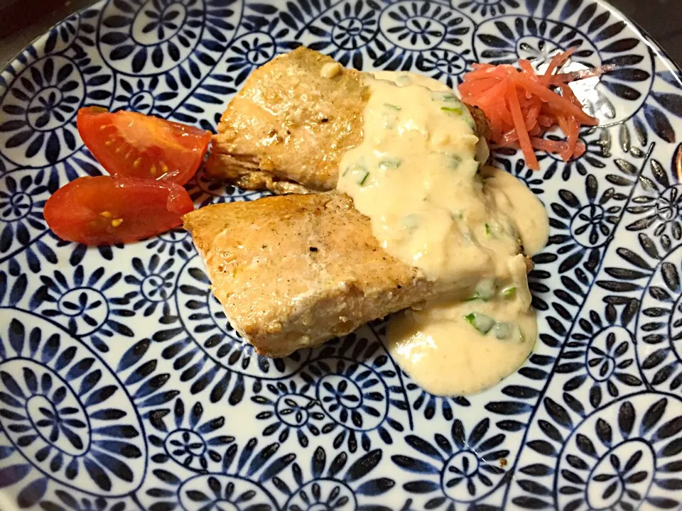 分厚い鮭のムニエルに、明太子ベースのソース|shenhuaさん