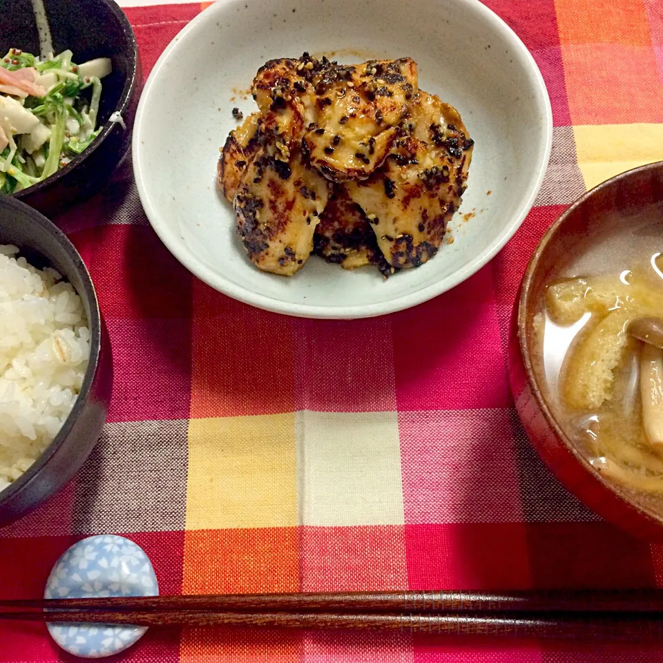 ＊旦那さんの晩御飯＊麦ご飯・しめじと油揚げの味噌汁・ささみの味噌ゴマ焼き・水菜と山芋のマヨポンサラダ|髙榮 杏奈さん