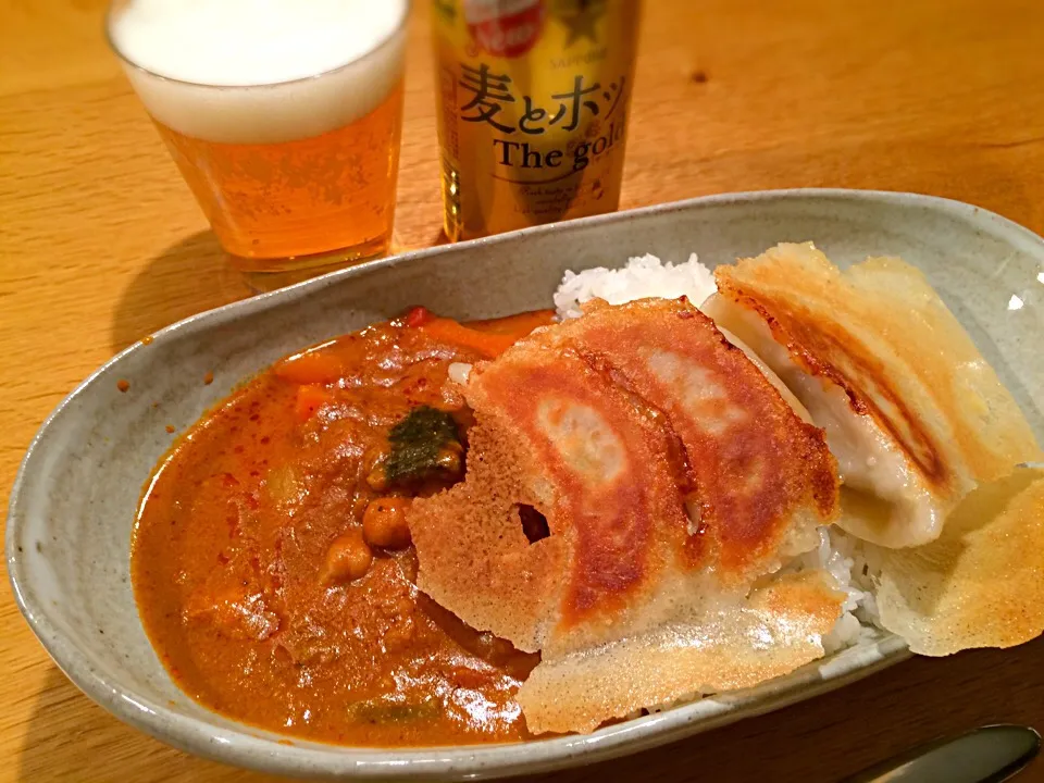 Snapdishの料理写真:みよしのじゃないよ 😁 餃子カレー|doc3387さん