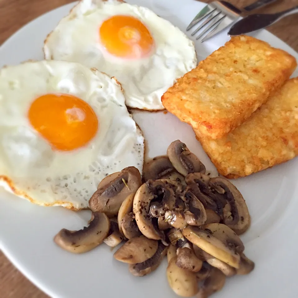 15min Sunday breakfast with sunny side up eggs, herbed button mushrooms and harshbrowns brushed with white truffle oil|catwoollyさん