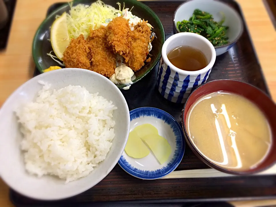 昔ながらの定食屋でカキフライ定食|りえさん