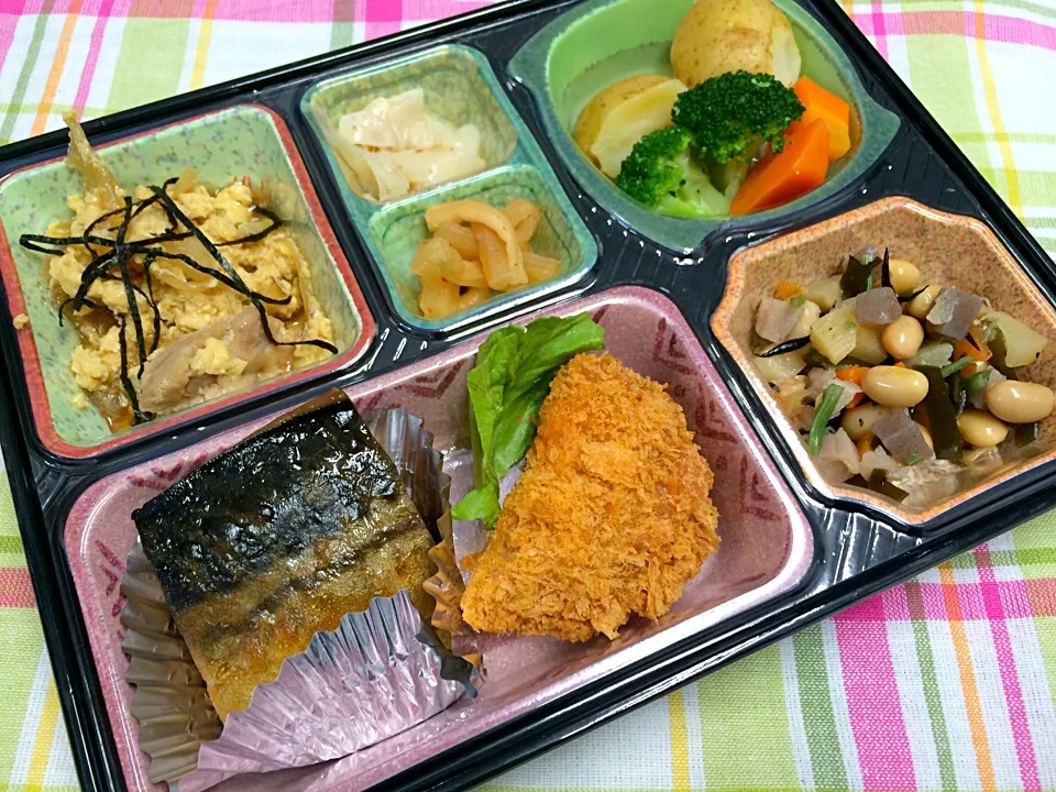 Snapdishの料理写真:骨なし鰆の味噌煮 日替わり弁当 豊川市宅配|Naokazu Kuritaさん