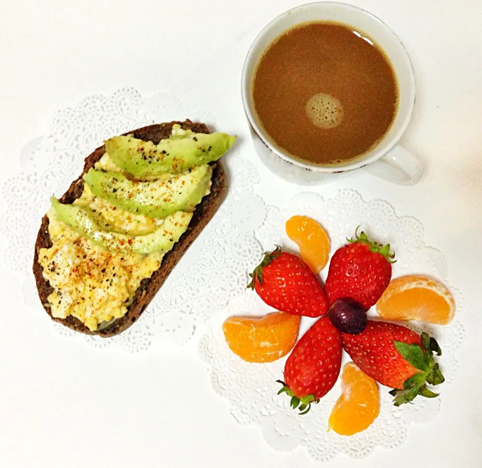 Breakfast of toast topped with avocado and creamy egg, fruits and a ☕️ of coffee|coxiella24さん