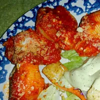 Seafood Stuffed Shells with salad and avocado dressing.|Lacey Thebeauさん