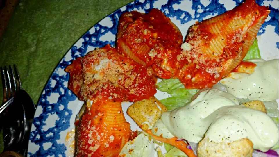 Seafood Stuffed Shells with salad and avocado dressing.|Lacey Thebeauさん