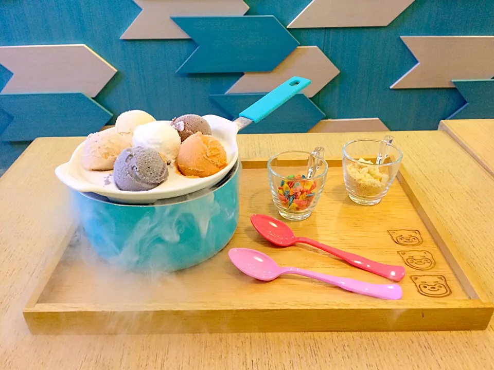 The new way of enjoying ice cream #icecream #flavor #ice #modern #colorful #thaitea #lemon #chocolate|Jill Nyomanさん