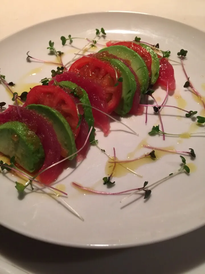 Snapdishの料理写真:マグロとアボカド木熟トマト🍅のカルパッチョ 日向夏ドレッシングをかけて・・💓|Etsuko Suzukiさん