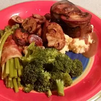 Beef sirloin wrapped in bacon, bacon wrapped asparagus, steamed broccoli and mashed potatoes with beef gravy|Shin SooMinさん