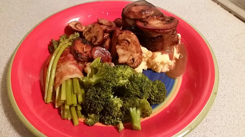 Beef sirloin wrapped in bacon, bacon wrapped asparagus, steamed broccoli and mashed potatoes with beef gravy|Shin SooMinさん