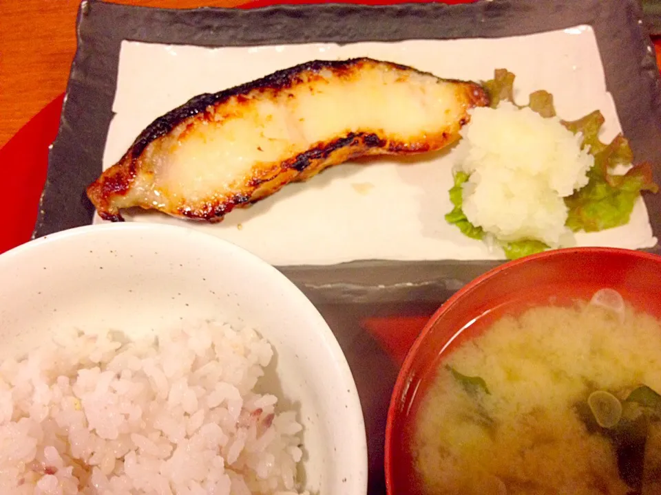 銀だらのみそ麹焼き定食(サラダ、小鉢、みそ汁付、ごはんおかわり自由)1130円也|秋山知隆さん