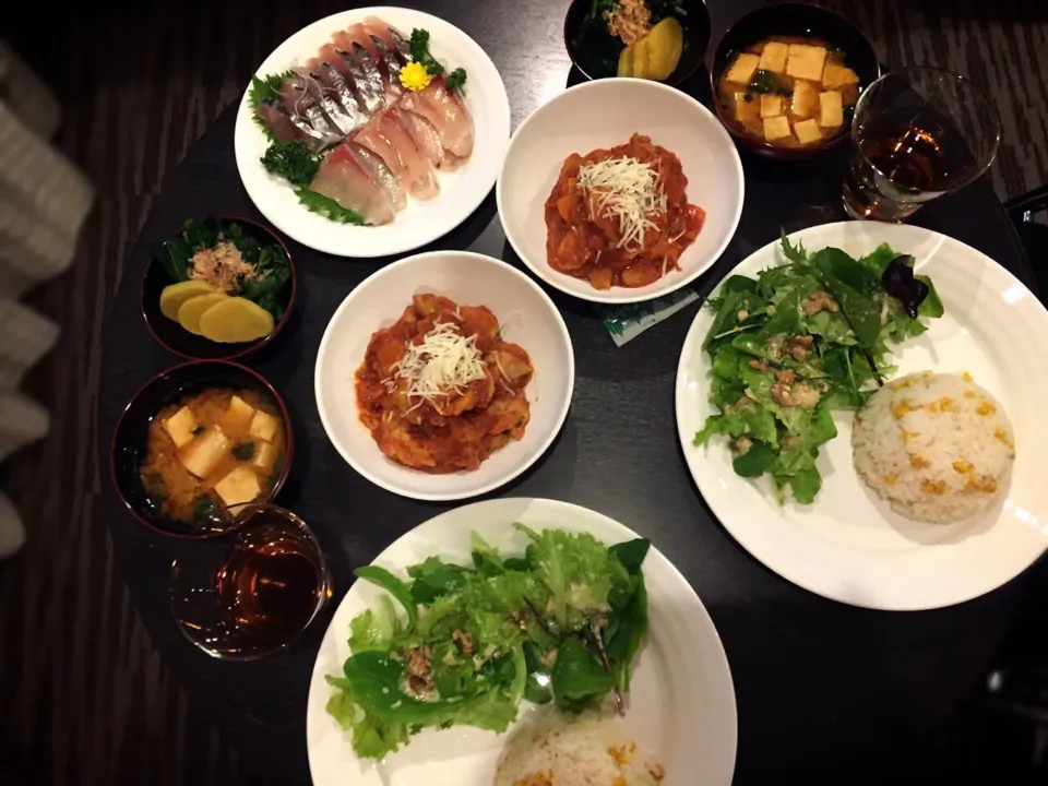 チキンのトマト煮込み、鰤と鯵のお刺身、お豆腐とねぎのお味噌汁、コーンごはん、グリーンサラダ、ほうれん草のおひたし|krchopさん