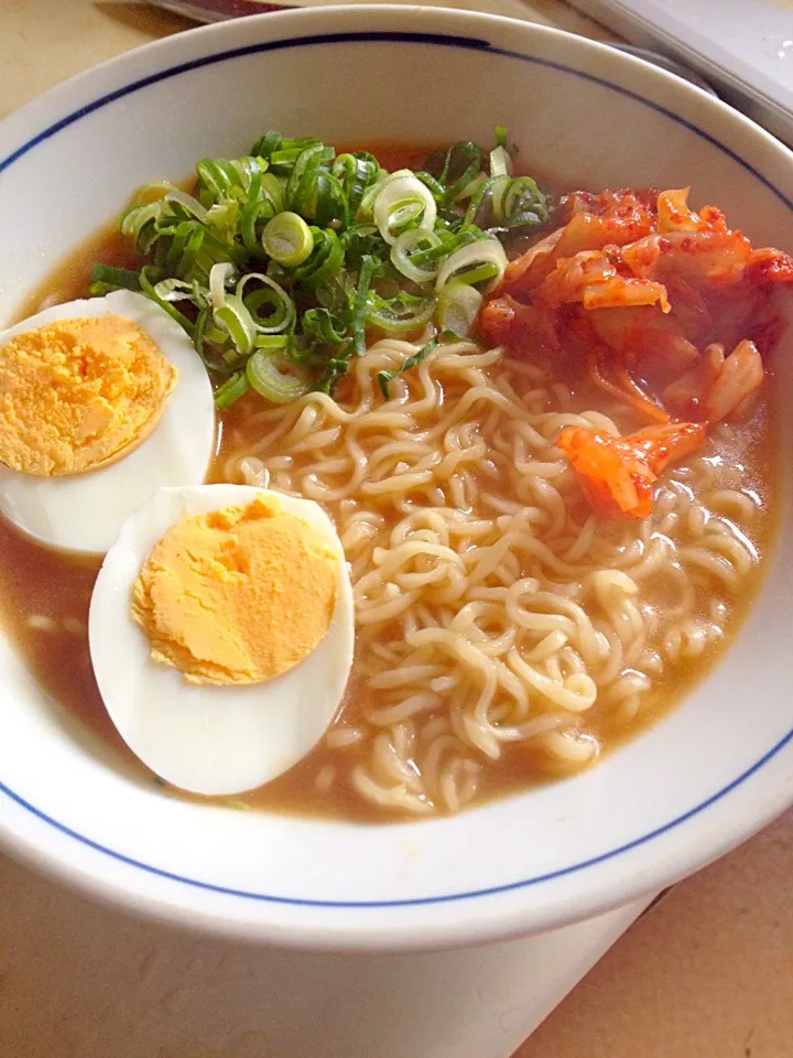 Snapdishの料理写真:サッポロ一番みそラーメン、キムチ入り|Kunisanoさん