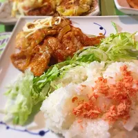 平日のばんごはん☆なんちゃってポークチャップ・キャベツとじゃがベーコンのチーズ焼き定食|zuzu☆さん