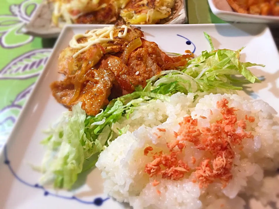 平日のばんごはん☆なんちゃってポークチャップ・キャベツとじゃがベーコンのチーズ焼き定食|zuzu☆さん