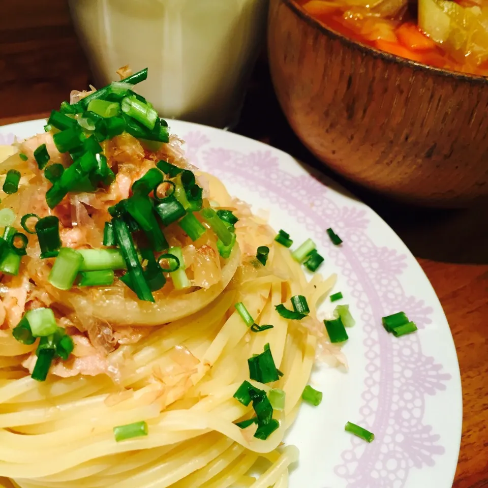 Snapdishの料理写真:ツナと玉ねぎの和風パスタ🍝|KAZUTOさん