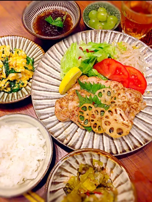 炊き立て御飯がススムメニュー豚肉のマスタードソース焼き、ニラ玉、もずく酢、高菜漬け|市川食堂さん