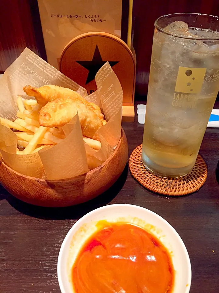 Snapdishの料理写真:ハイカラでないが、ハイボールと揚げ餃子＆チップス|Tarou  Masayukiさん