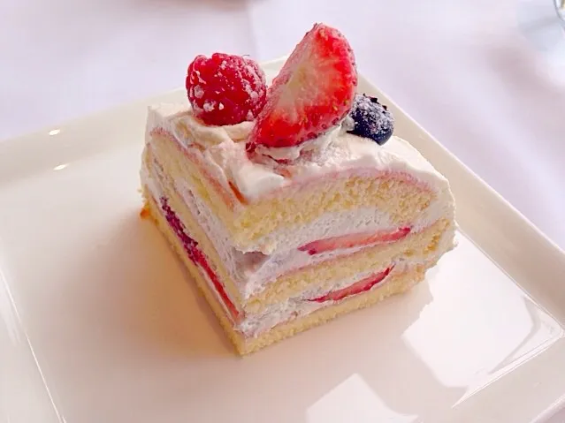 ケーキ(o^^o)。生クリームが上品で美味しい！！！|マリリン☆さん