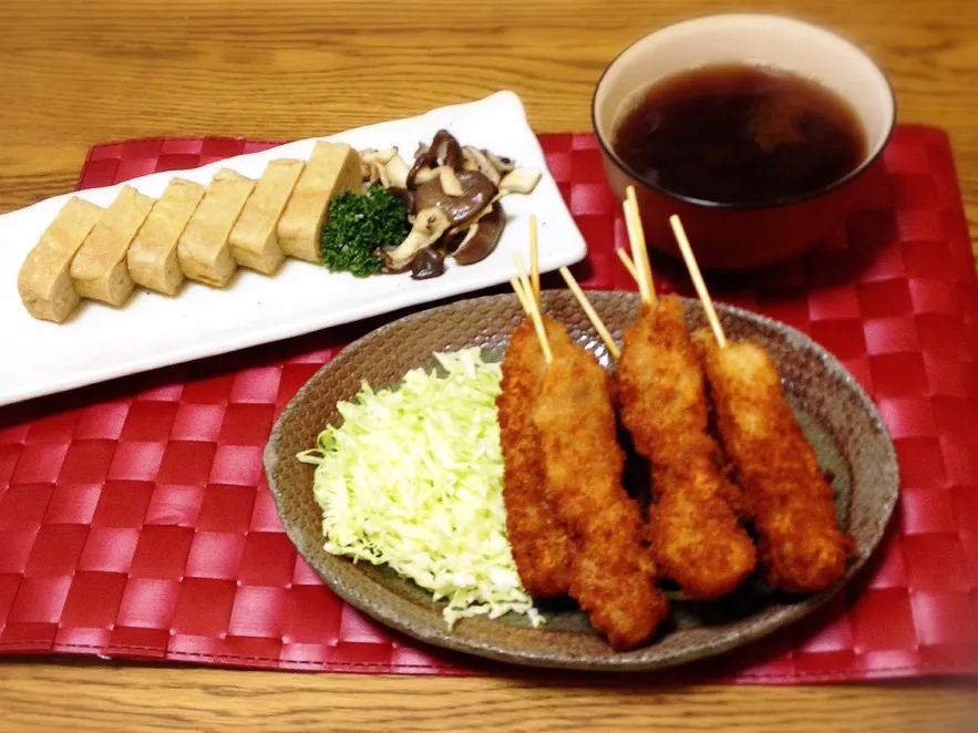 ネギ入りだし巻き玉子と霜降り平茸のソテー・メカブ味噌汁・串カツ|美也子さん