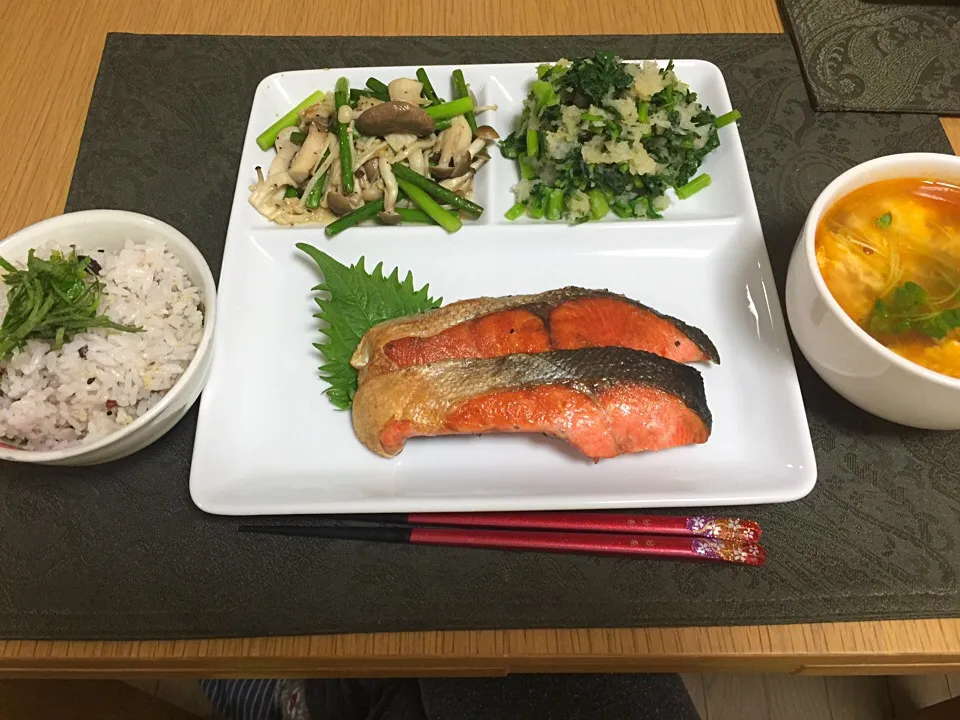 焼き鮭、キノコとニンニクの芽のワインバターソテー、春菊と大根おろしのカボス醤油和え、トマ玉ガーリックスープ、十六穀米。|Angie44さん