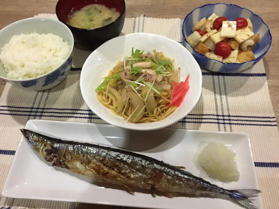 サンマ塩焼き・イカ入り塩焼きそば・ちくわとチーズのおかかポン酢和え・大根とワカメ味噌汁|まーままさん