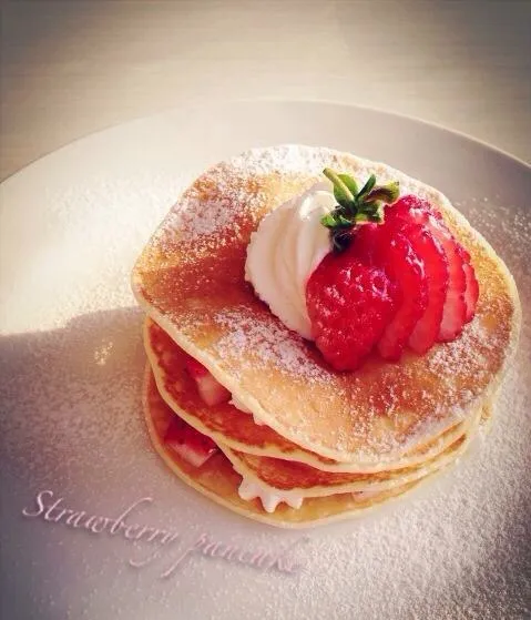 Snapdishの料理写真:Strawberry pancakes|Amanda Linさん